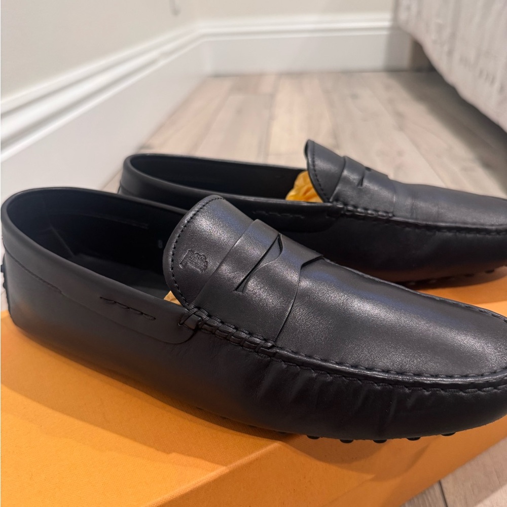 Tod’s Men’s Black Loafers - Picture 2 of 8